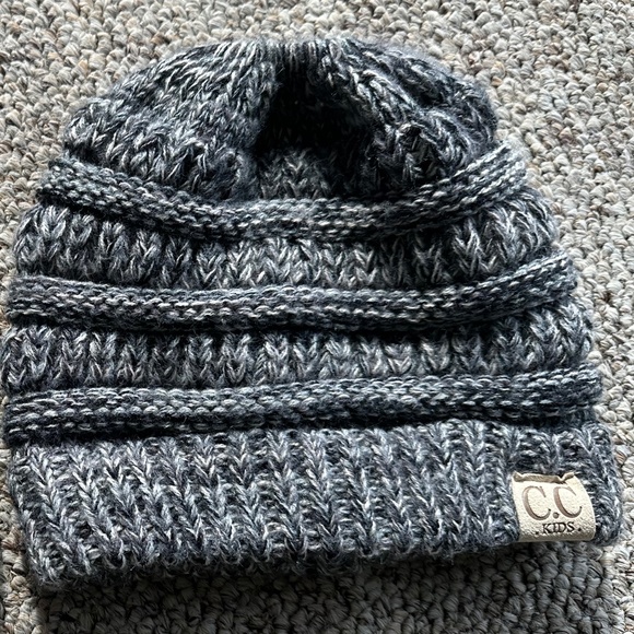 CC KIDS Black and White knit beanie with ponytail hole - Picture 1 of 2
